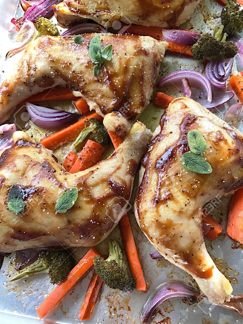 Cuartos De Pollo Asado Con Zanahorias, Brócoli, Cebollas Y Hojas ... Cuartos De Pollo Asado Con Zanahorias, Brócoli, Cebollas Y Hojas ...
