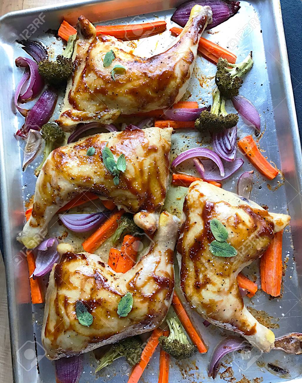 Cuartos De Pollo Asado Con Cebolla, Brócoli Y Zanahorias En Una ... Cuartos De Pollo Asado Con Cebolla, Brócoli Y Zanahorias En Una ...