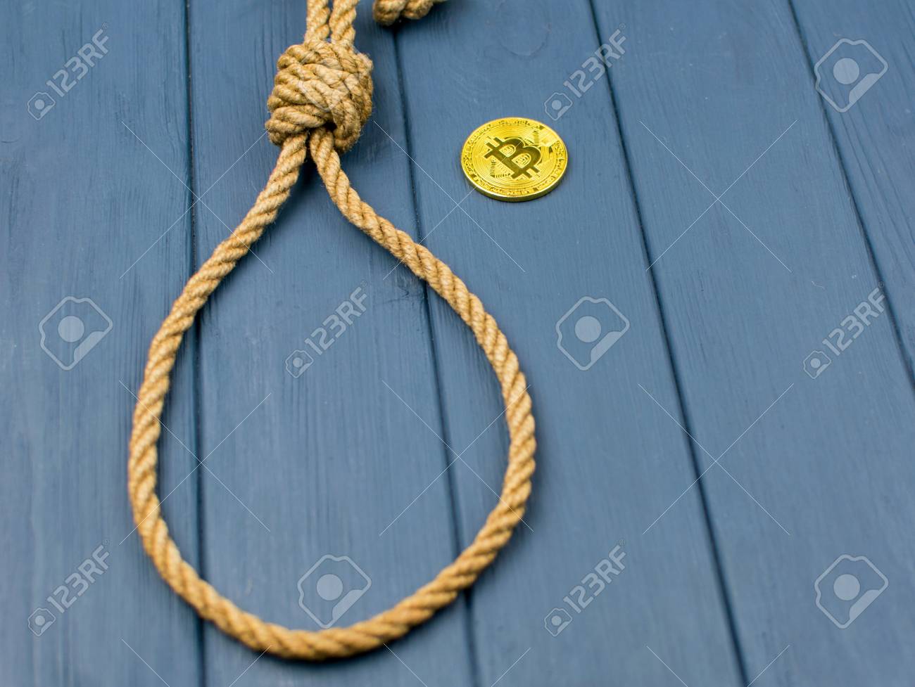 비트 코인의 몰락으로 인한 자살의 개념. 교수대와 비트 코인을위한 로프 루프. 로열티 무료 사진, 그림, 이미지 그리고 스톡포토그래피.  Image 95332235