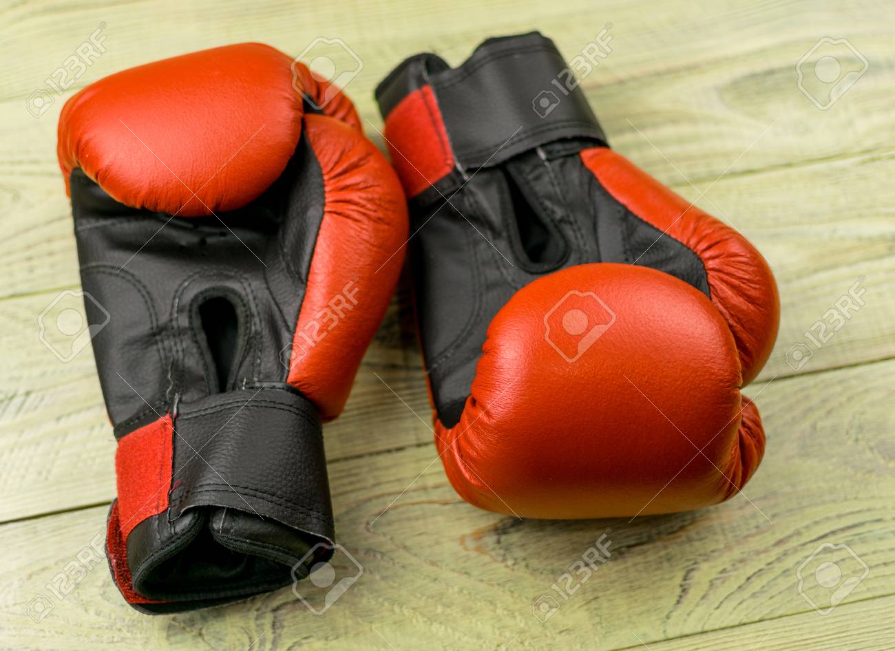 boxing gloves on a wooden background ロイヤリティーフリーフォト