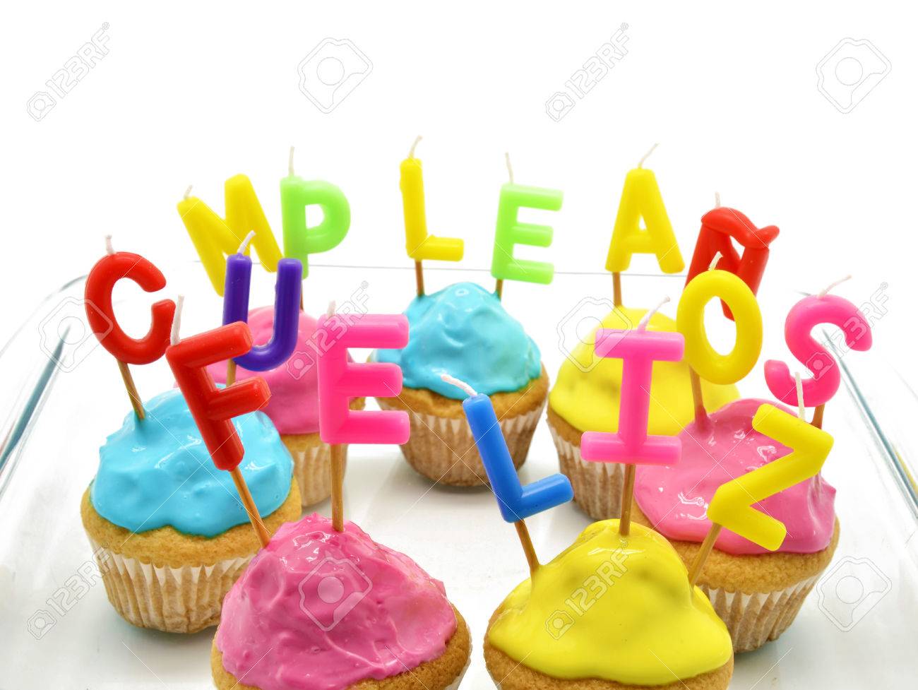 Petits Gateaux D Anniversaire Avec Bougies Joyeux Anniversaire En Espagnol Banque D Images Et Photos Libres De Droits Image