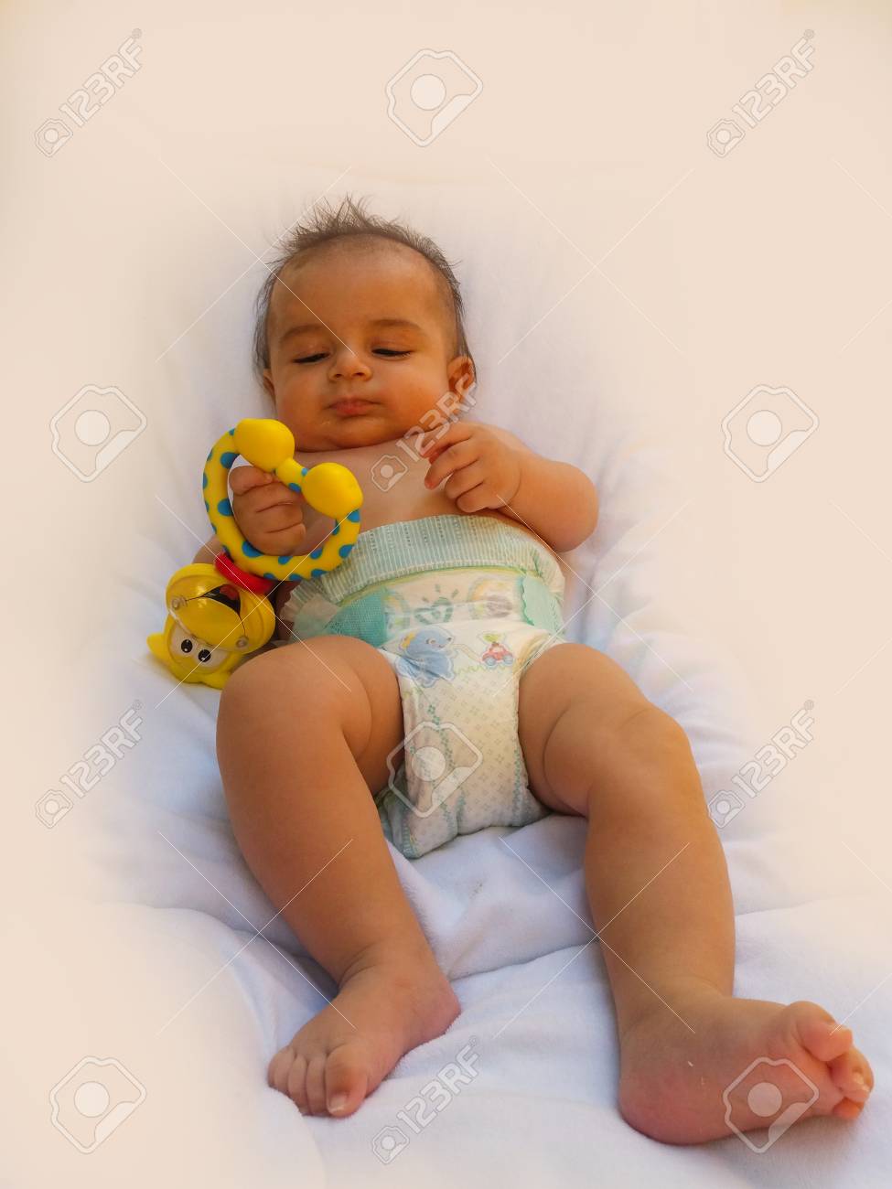 3 Meses De Edad Bebe Jugando Con Juguete De Denticion Fotos Retratos Imagenes Y Fotografia De Archivo Libres De Derecho Image