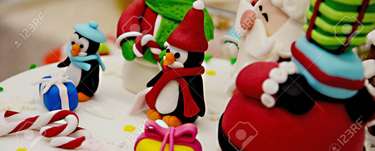 Nouvel An Et Gateau De Noel Avec Des Figurines De Santa Snow Man Et Pingouin Banque D Images Et Photos Libres De Droits Image