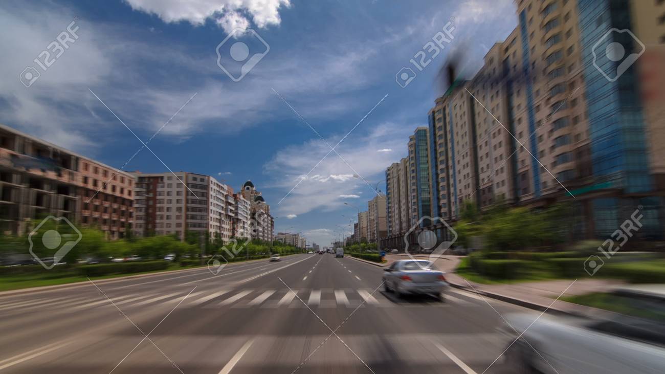 카자흐스탄에서 개선문까지 아스타나 Timelapse 하이퍼랩스 Drivelapse의 넓은 대로를 통해 자동차 드라이브. 4K 로열티  무료 사진, 그림, 이미지 그리고 스톡포토그래피. Image 109140357