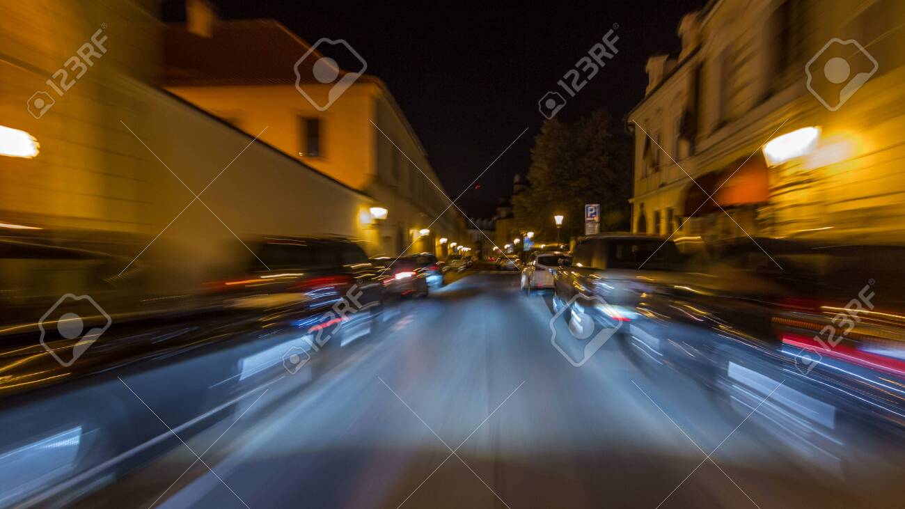 도심의 타임랩스 하이퍼랩스 드라이브랩스로 밤거리를 빠른 속도로 달리세요. 고속 조명으로 Blured도. 프라하, 체코 로열티 무료  사진, 그림, 이미지 그리고 스톡포토그래피. Image 116236564