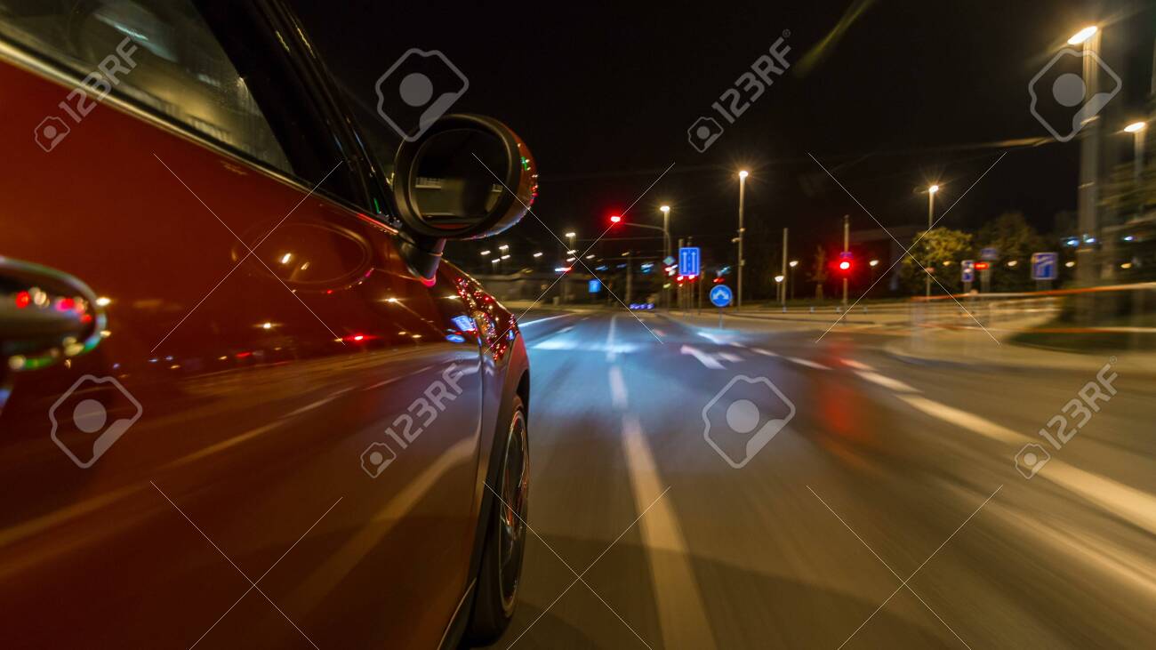 자동차는 밤 거리 타임랩스 하이퍼랩스 드라이브랩스에서 빠른 속도로 움직입니다. 고속으로 자동차에서 반사된 조명이 있는 흐릿한 도로.  프라하, 체코 로열티 무료 사진, 그림, 이미지 그리고 스톡포토그래피. Image 116236600