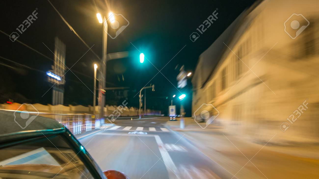 자동차는 밤 거리 타임랩스 하이퍼랩스 드라이브랩스에서 빠른 속도로 움직입니다. 고속으로 자동차에서 반사된 조명이 있는 흐릿한 도로.  프라하, 체코 로열티 무료 사진, 그림, 이미지 그리고 스톡포토그래피. Image 116236608