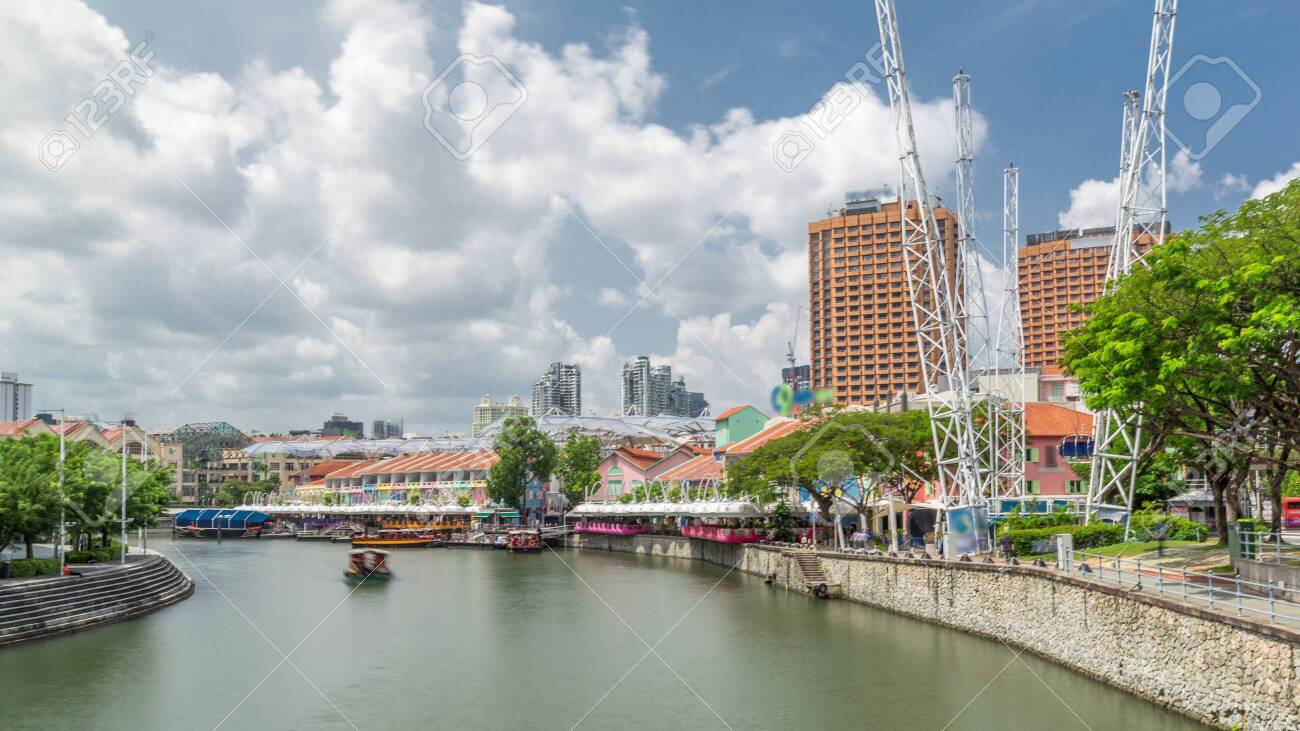 Clarke Quay 항구에 정박하는 관광 보트는 다채로운 집들이 있는 타임랩스 하이퍼랩스입니다. 클락 키(Clarke Quay)는  싱가포르 강 계획 구역(Singapore River Planning Area) 내에 위치한 싱가포르의 유서 깊은 강변 부두입니다.  로열티 무료 사진, 그림,