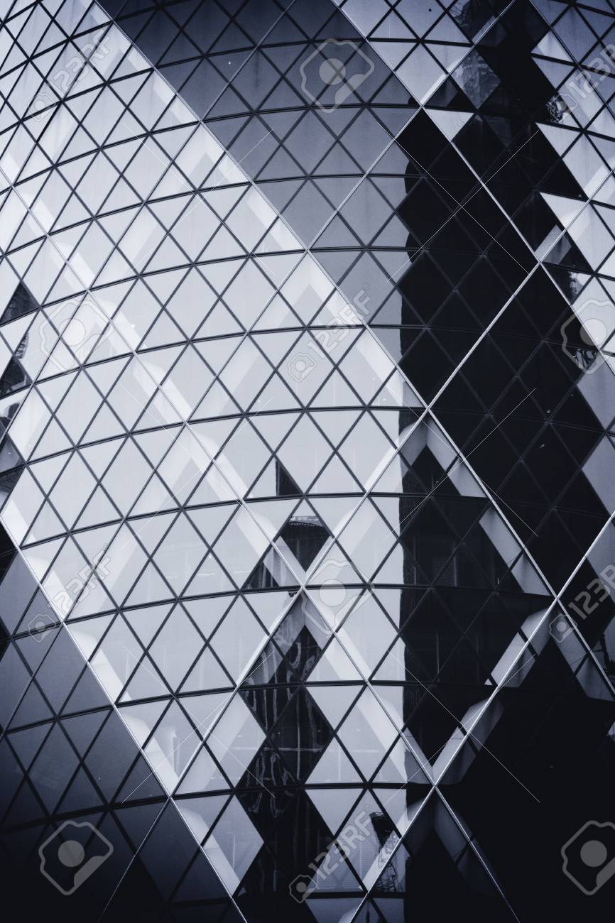 ロンドン 9 月 21 日 30 セント メリー アクス スイス再保険ガーキンと古いゴシック様式教会の St アンドリュー Undershaft 13 年 9 月 21 日 ロンドン この塔で毎年恒例のオープンハウスのイベント中に上のガラス張りのモダンな建物は 180 メートルの高さに立っ