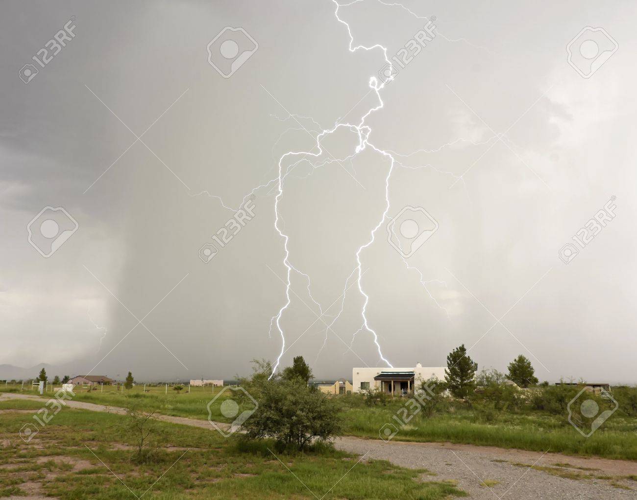 落雷のように田舎の近所の家を現われる巨大です の写真素材 画像素材 Image