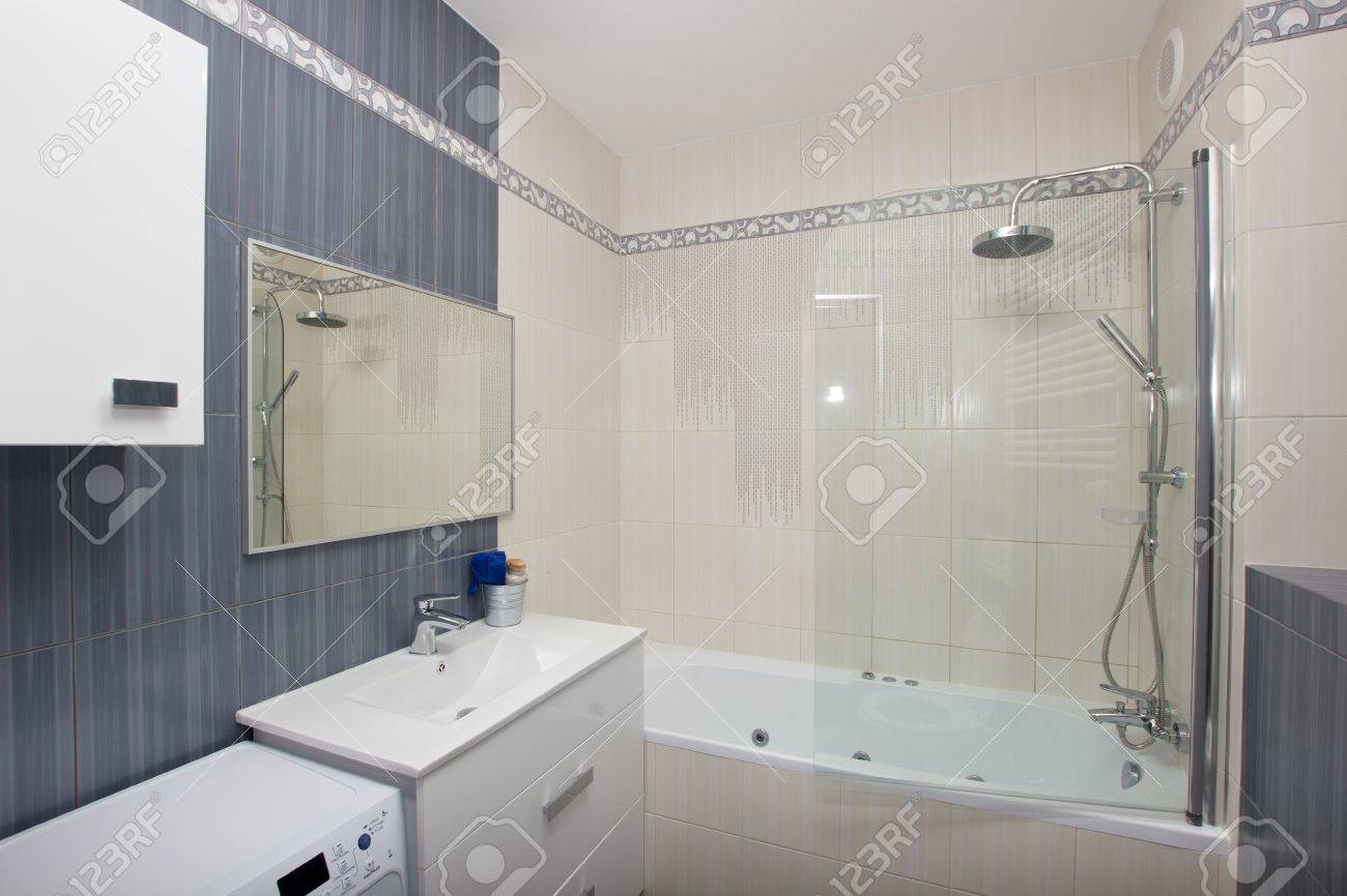 archivio fotografico moder bagno in piastrelle grigie e bianche