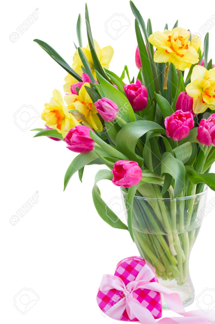 Bouquet De Fleurs De Tulipes Roses Et De Jonquilles Jaunes Dans Un Vase Avec Boite Cadeau Rose Isole Sur Fond Blanc Banque D Images Et Photos Libres De Droits Image
