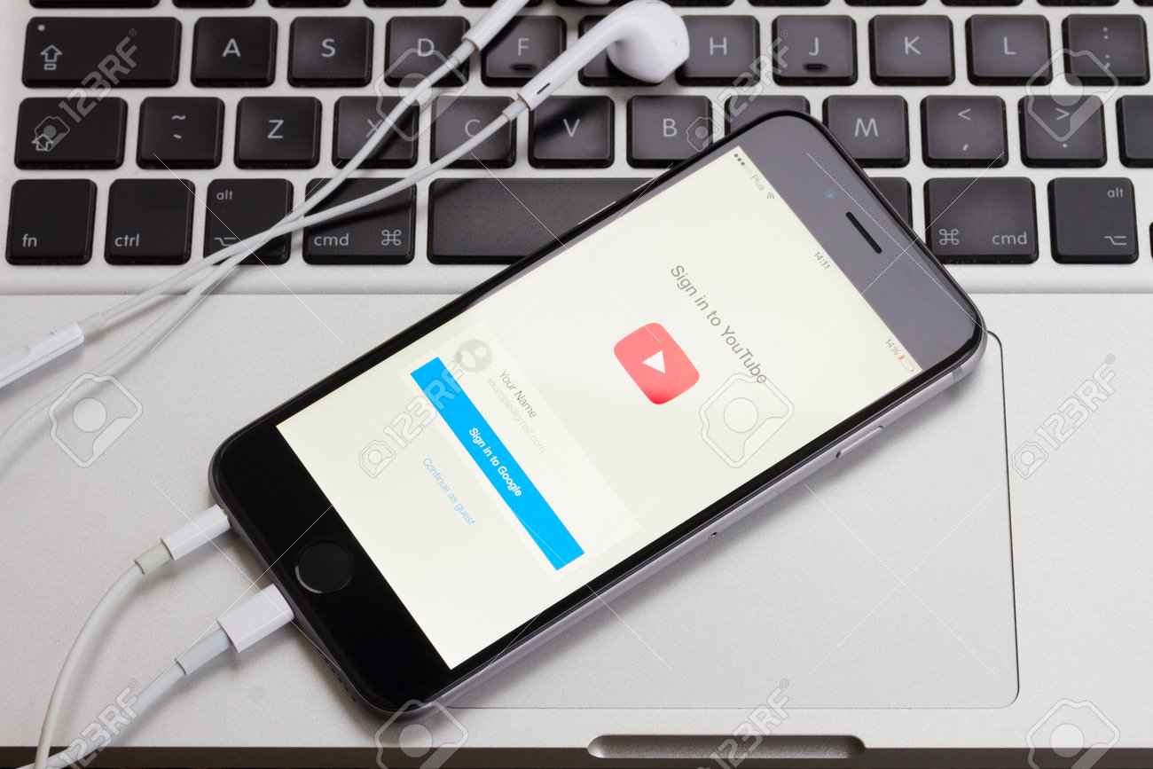 ワルシャワ ポーランド 14 年 12 月 16 日 Macbook のキーボードの Youtube 画面で黒の灰色のスペース色のアップルの Iphone 6 の写真素材 画像素材 Image