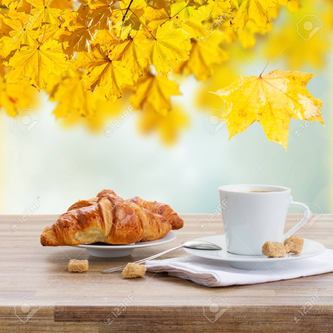 Une Tasse De Café Avec Un Croissant à L'automne Jardin Sur La Table En Bois  Banque D'Images Et Photos Libres De Droits. Image 45321044.