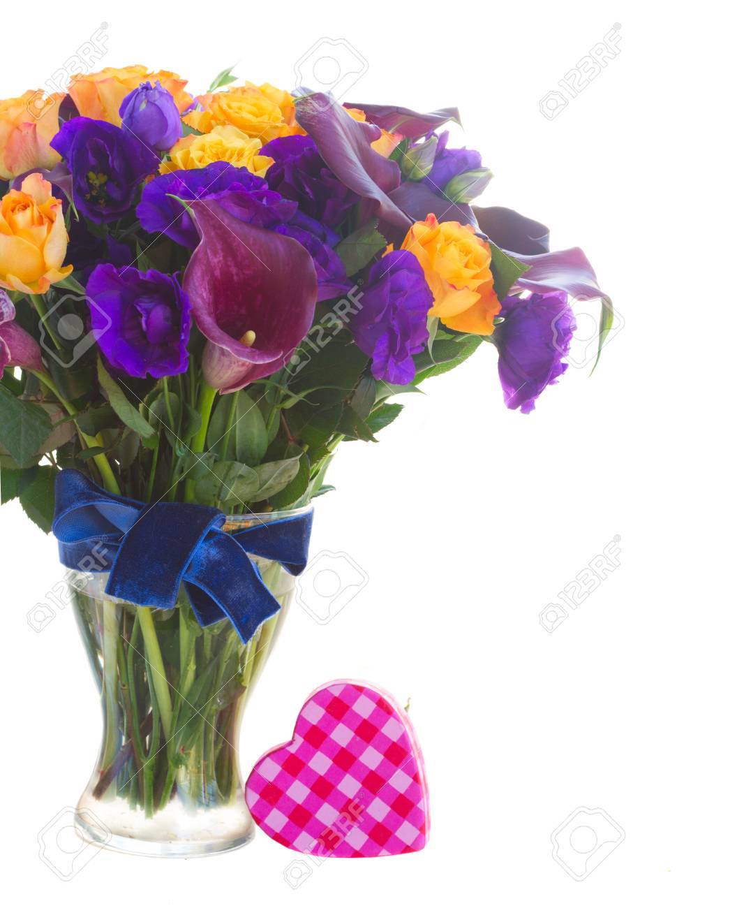 Bouquet De Fleurs Fraîches Calla Lilly Roses Et Eustoma Dans Un Vase De Verre Avec Coeur Rose Isolé Sur Fond Blanc