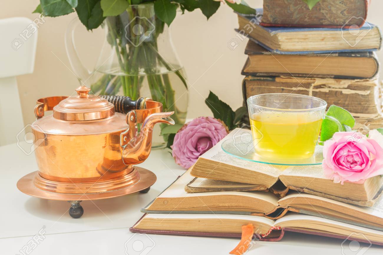 夏のティータイム 古い本で ガラスでの紅茶バラ花とティーポット の写真素材 画像素材 Image