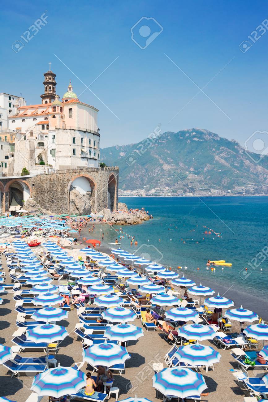 Città Di Amalfi E Spiaggia Estiva Di Atrani Con Ombrelloni Italia