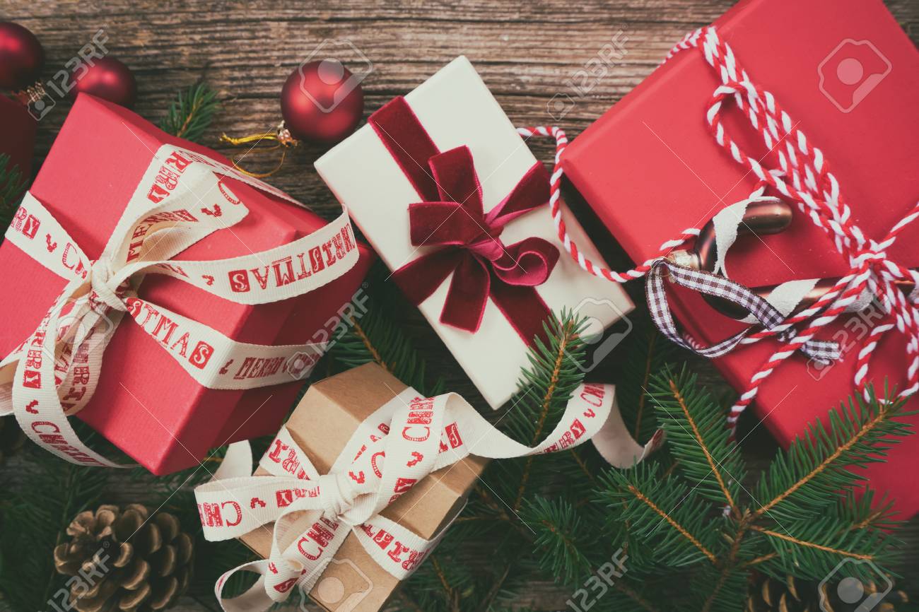 Regali Di Natale Di Carta.Immagini Stock Regalo Di Natale Che Da Concetto Regali Di Natale In Scatole Di Carta Rosse Con I Nastri Sulla Tabella Di Legno Modificata Image 91210093