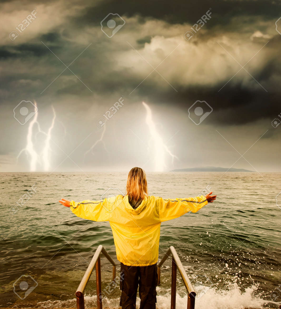 суперячейка гроза пермь. бичеподобный смерч. смерчи торнадо техас. цунами на курильских островах 2020. женщина во время бури.