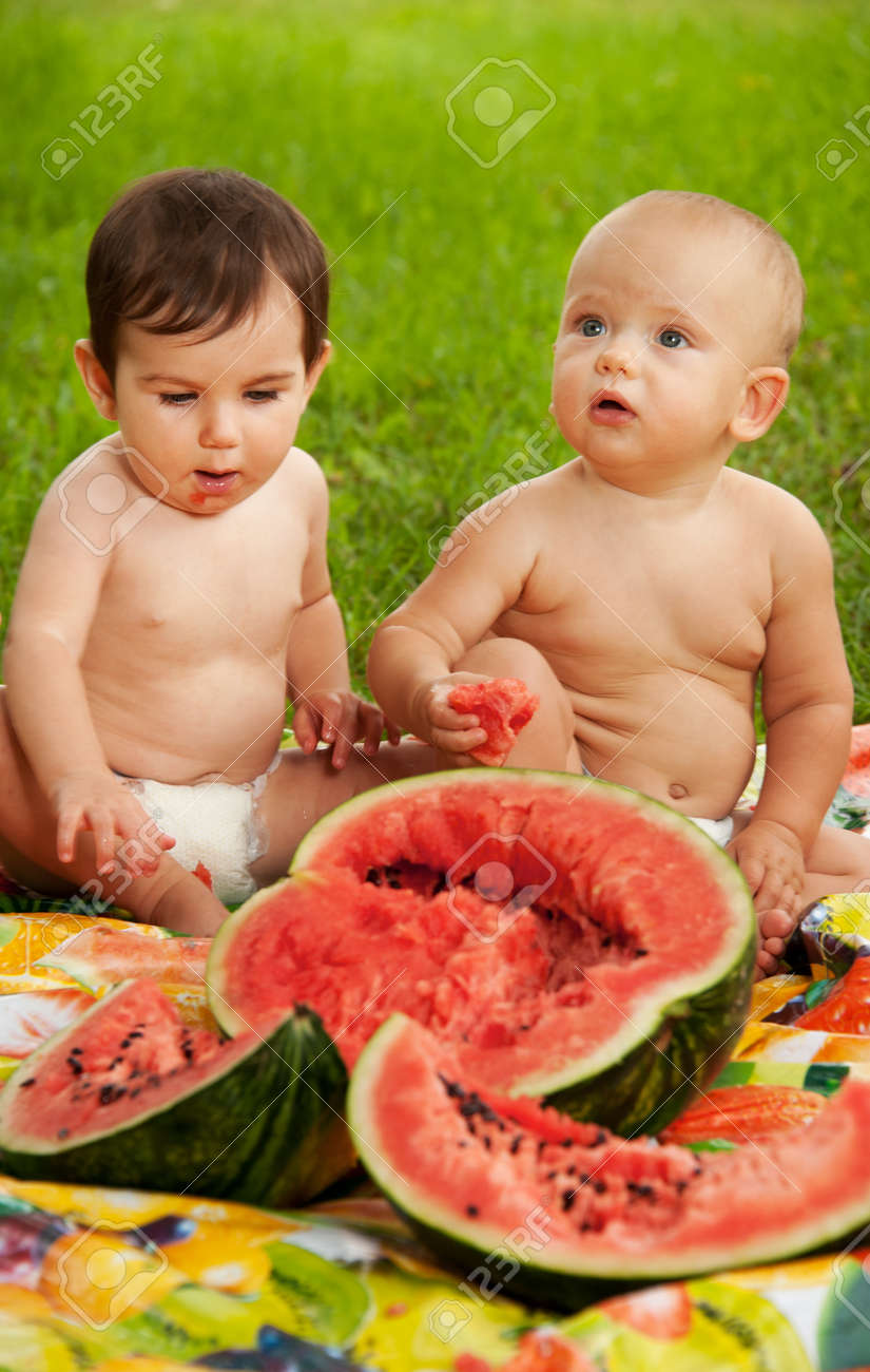 2 つの赤ちゃん食べるスイカ アウトドア の写真素材 画像素材 Image