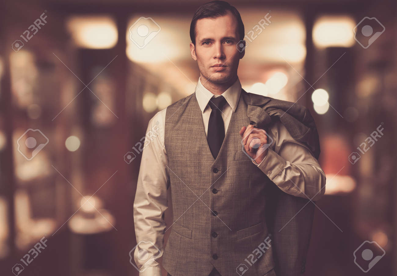 Man In Weste Mit Jacke Uber Seine Schulter Gegen Unscharfen Hintergrund Lizenzfreie Fotos Bilder Und Stock Fotografie Image 16548610