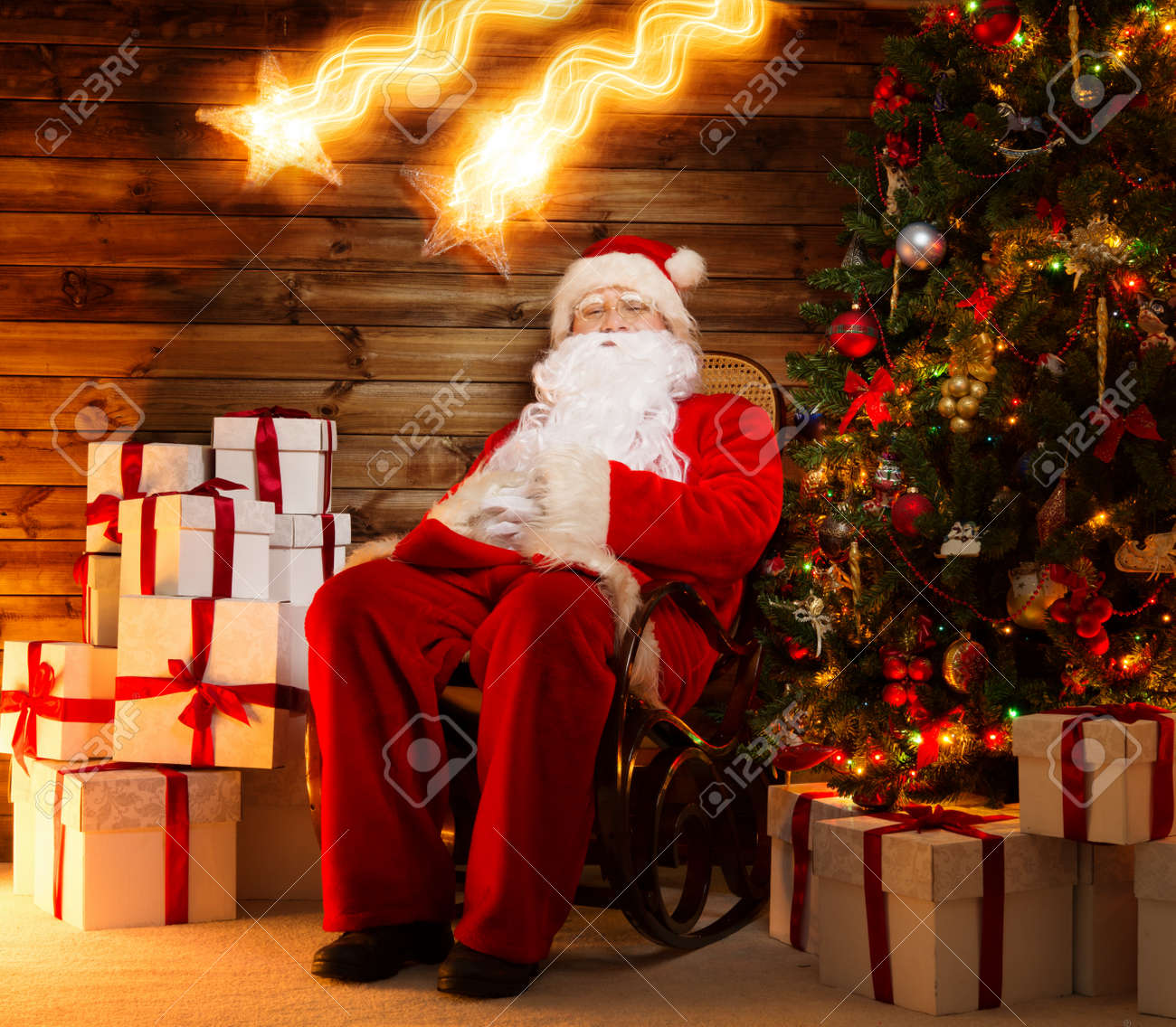 Weihnachtsmann Sitzt Auf Holzernen Schaukelstuhl In Home Interior
