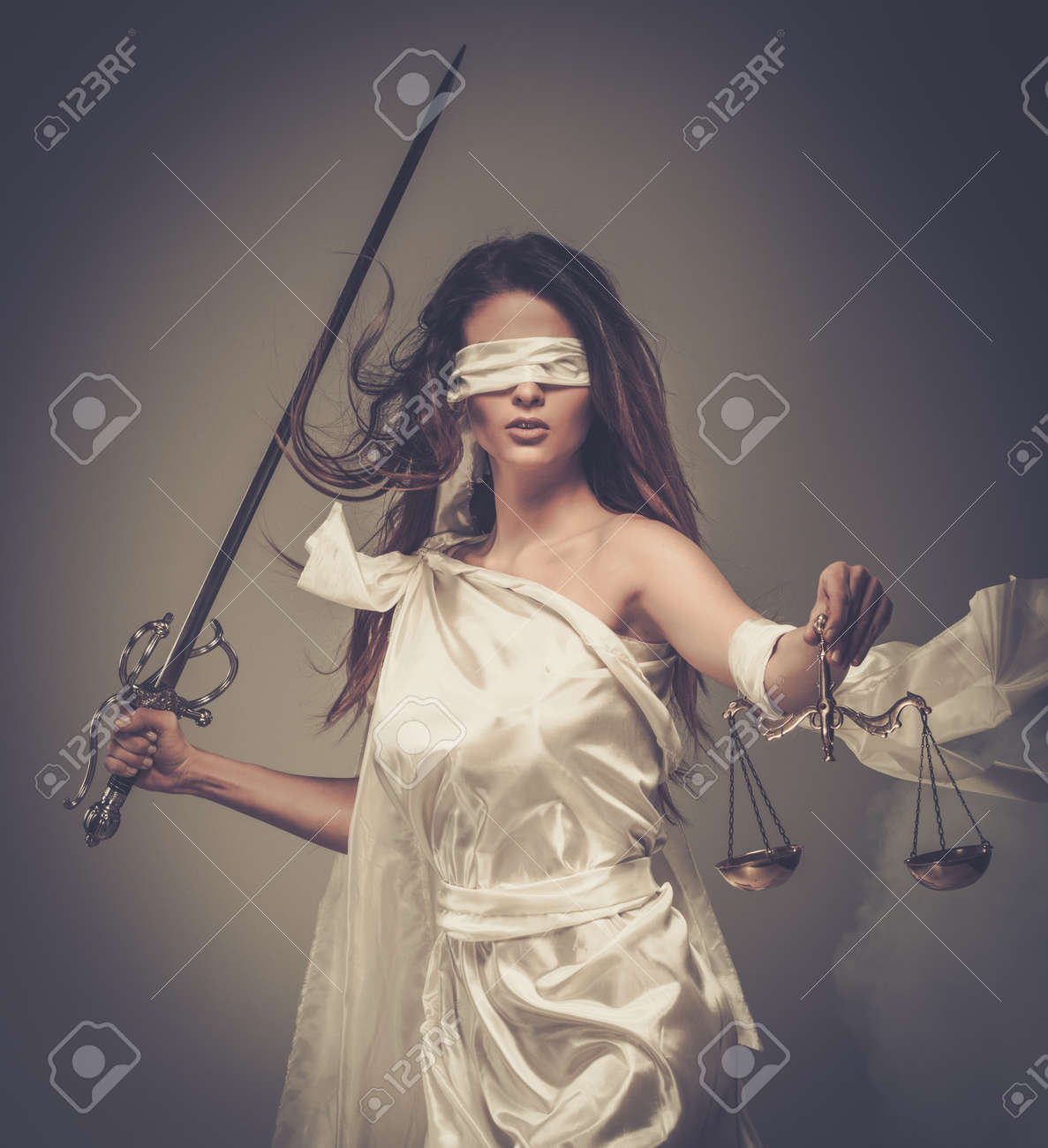 正義の女神 スケールと目隠しを着て剣 Femida の写真素材 画像素材 Image 正義の女神 スケールと目隠しを着て剣 Femida の写真素材 画像素材 Image