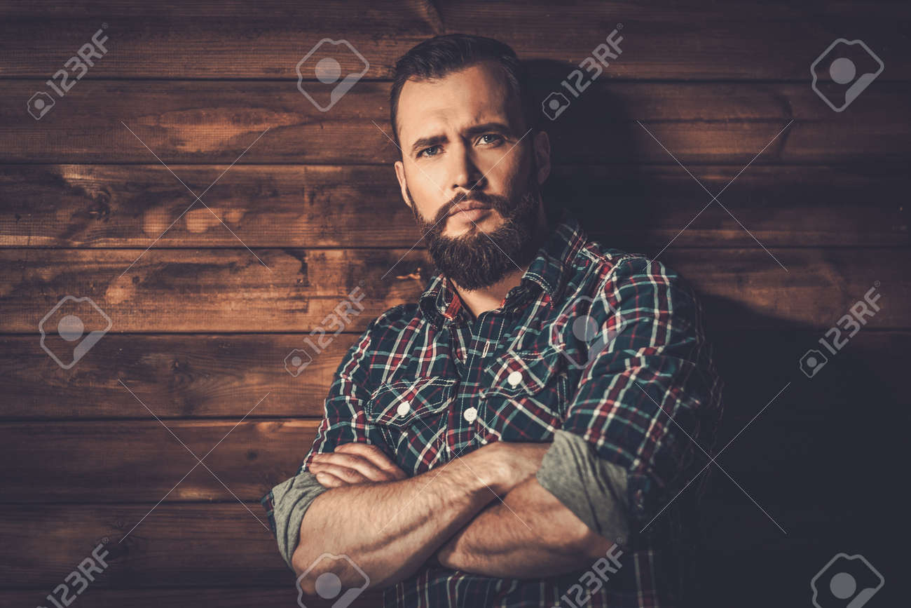 Hermoso Hombre Llevaba Camisa A Cuadros En Casa De Madera Hermoso Hombre Llevaba Camisa A Cuadros En Casa De Madera