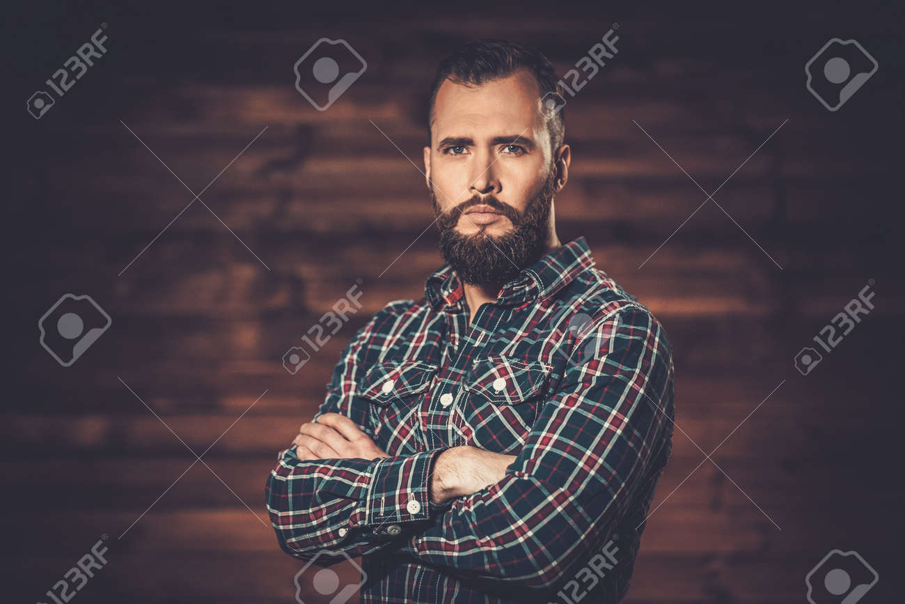 Hermoso Hombre Llevaba Camisa A Cuadros En Casa De Madera Hermoso Hombre Llevaba Camisa A Cuadros En Casa De Madera