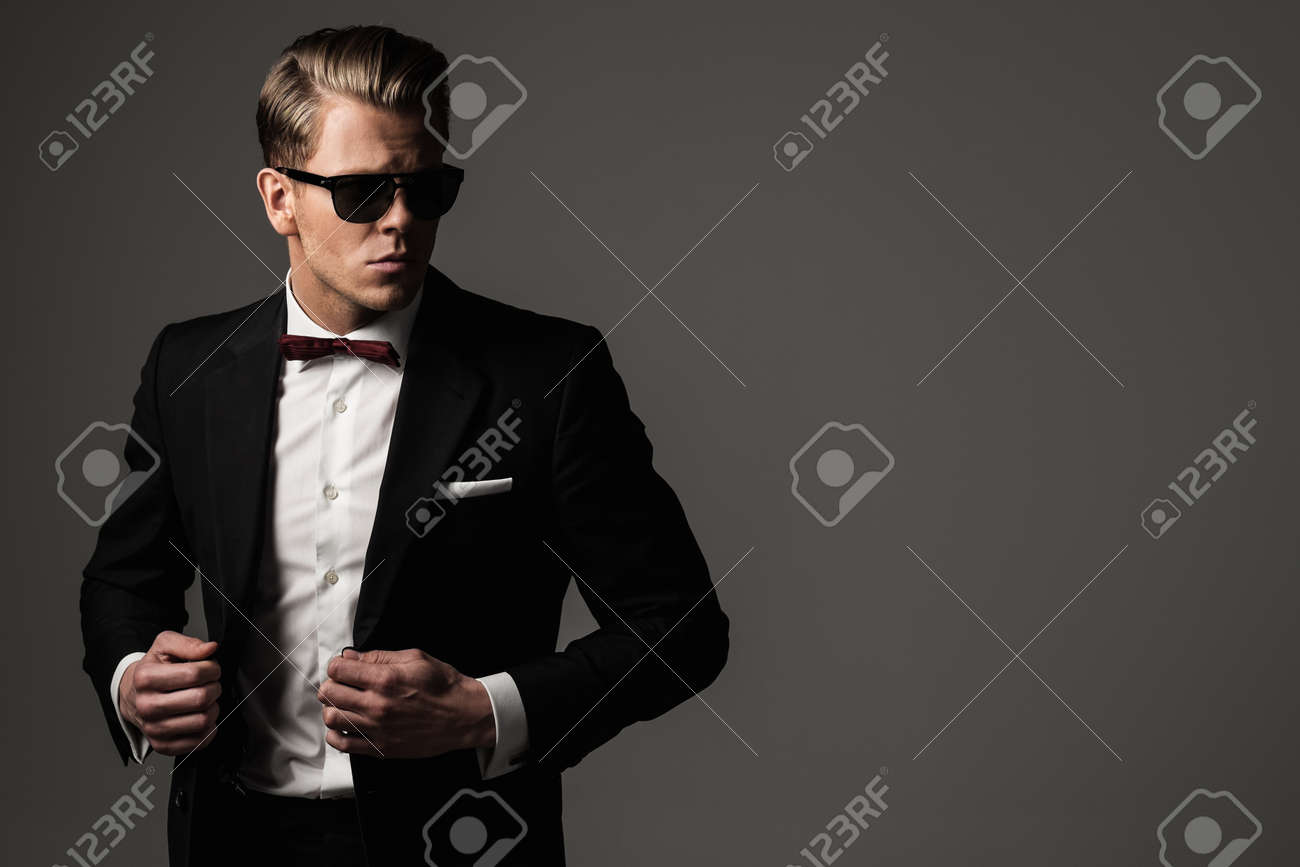 Homme habillé en noir sale