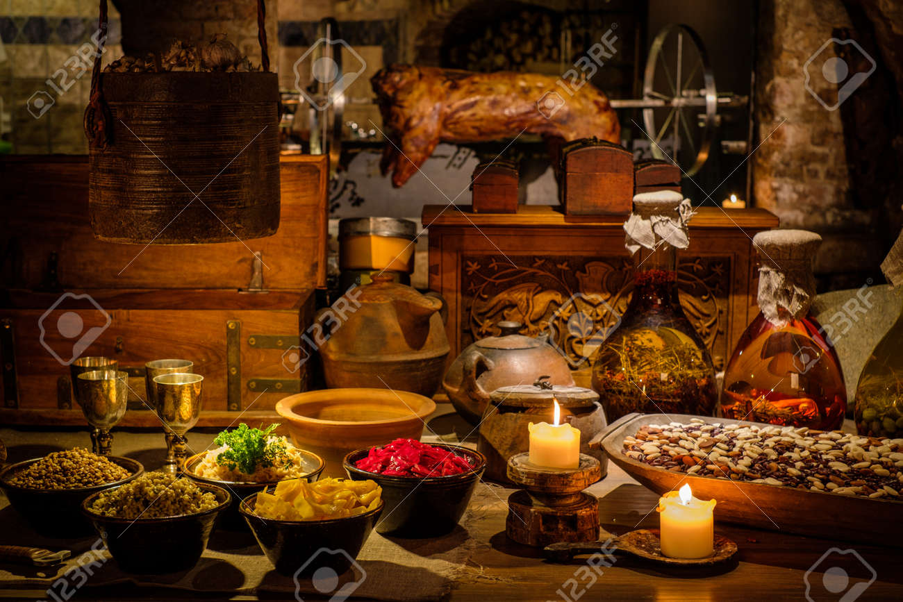 高貴な城の典型的な食物と一緒に中世古代キッチン テーブル の写真素材 画像素材 Image
