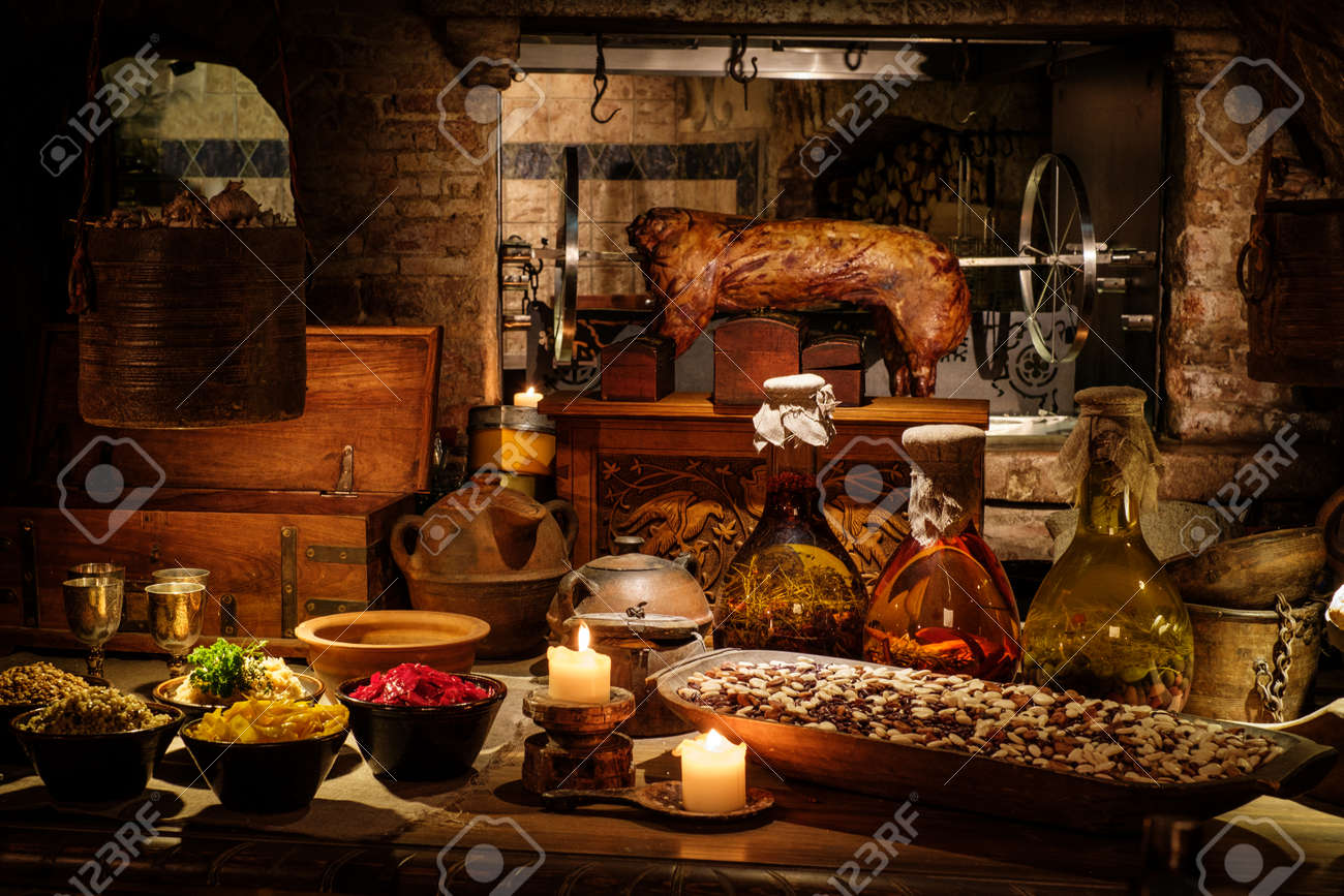 Mittelalterliche alte Küche tabe mit typischem Essen im königlichen Schloss. Mittelalterliche alte Küche tabe mit typischem Essen im königlichen Schloss.