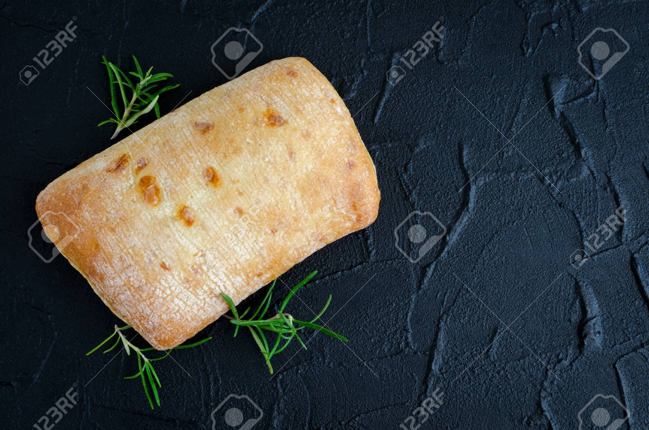 新鮮なイタリアンブレッドの焼きたてのパンはローズマリーの黒い石のテーブルの上にチャバタ トップビュー スペースのコピー の写真素材 画像素材 Image 新鮮なイタリアンブレッドの焼きたてのパンはローズマリーの黒い石のテーブルの上にチャバタ トップビュー スペースのコピー の写真素材 画像素材 Image