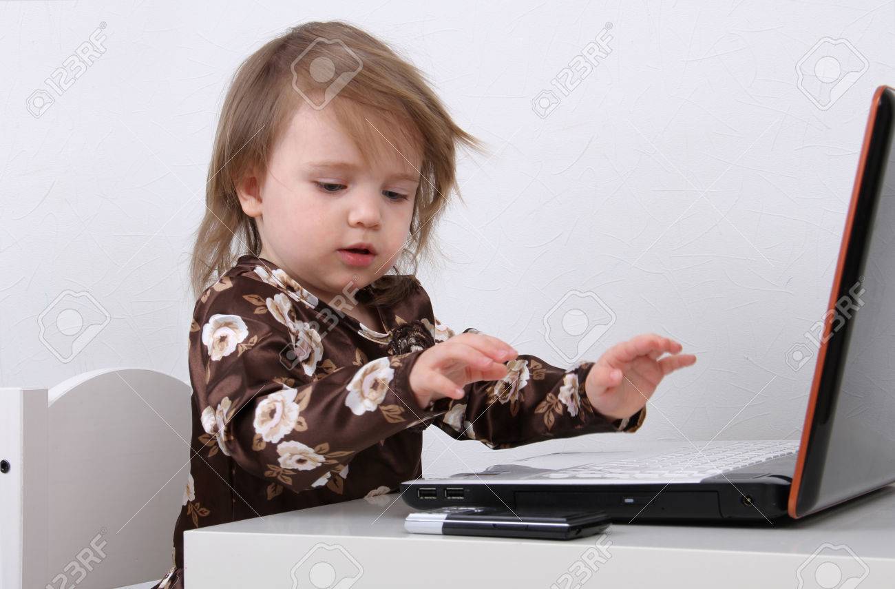 かわいいノート パソコンで作業のクローズ アップ の写真素材 画像素材 Image