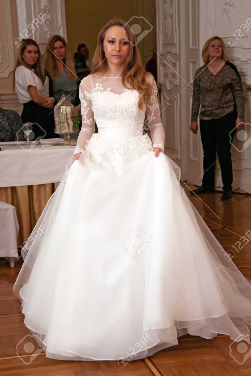Saint Petersbourg Russie Palais De Nicolas 23 10 2014 Exposition De Mariage Robe De Mariee Sur Le Mannequin Banque D Images Et Photos Libres De Droits Image 33185592