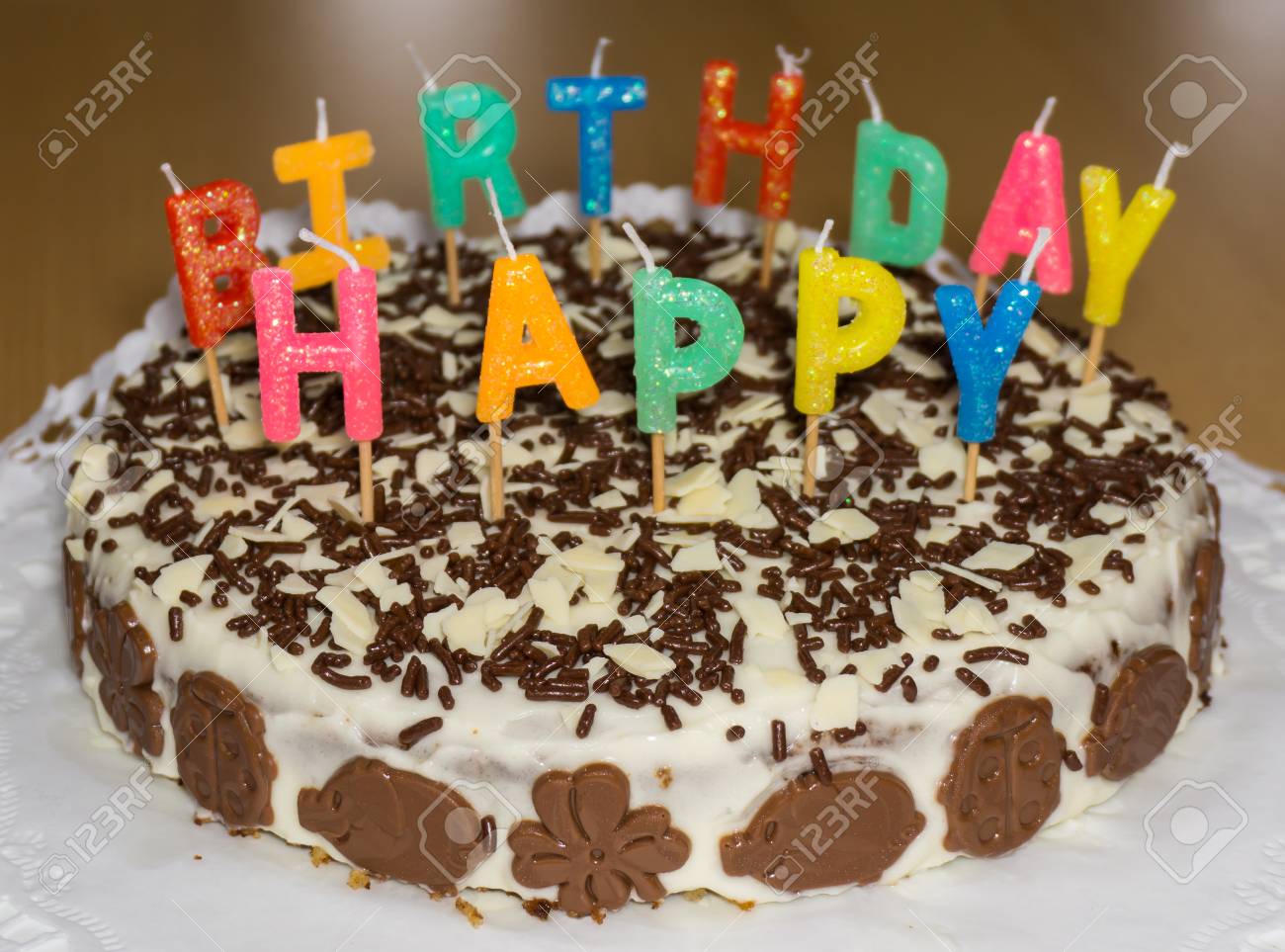 Gateau D Anniversaire Avec Des Bougies Bon Anniversaire Banque D Images Et Photos Libres De Droits Image