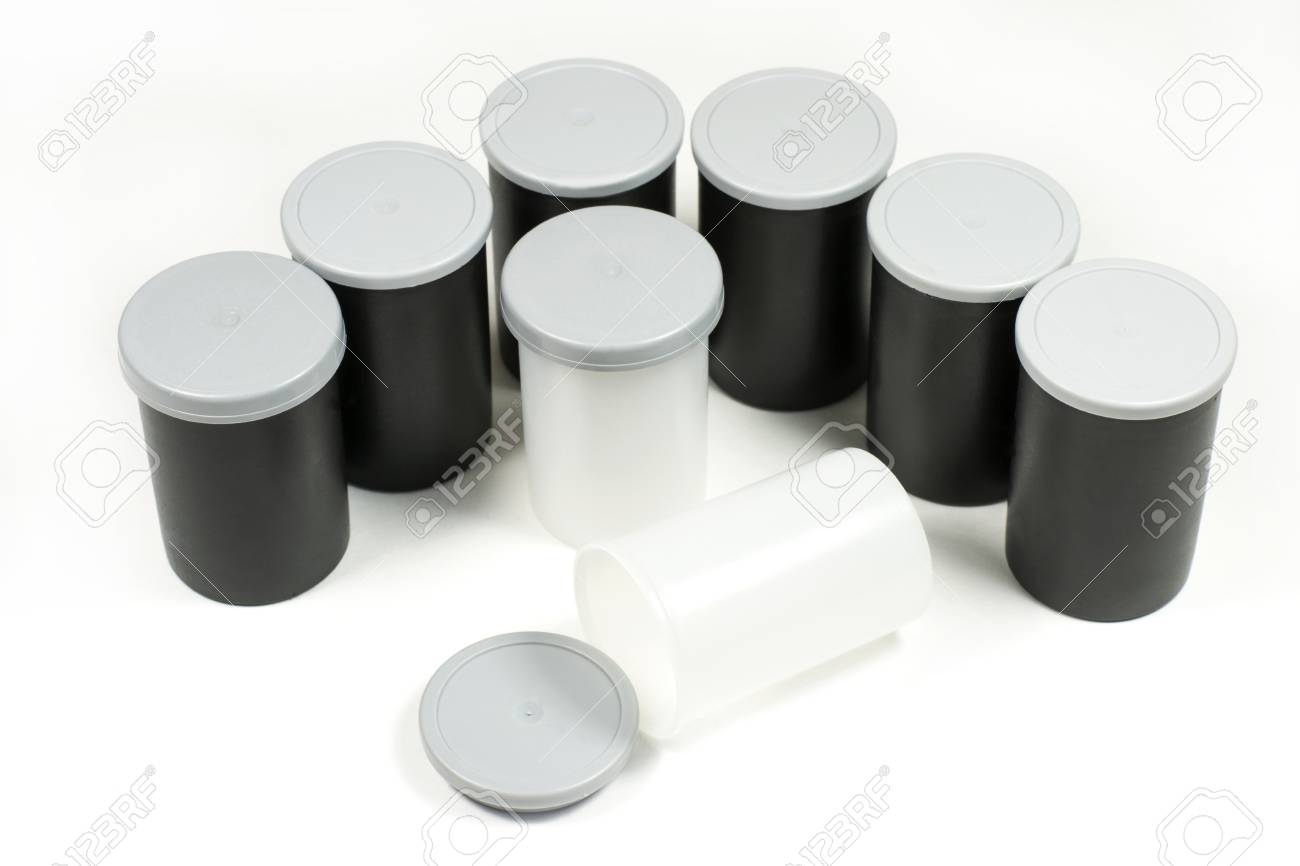 https://previews.123rf.com/images/nemikakana/nemikakana1703/nemikakana170300011/75934551-black-plastic-film-roll-case-isolated-on-white.jpg