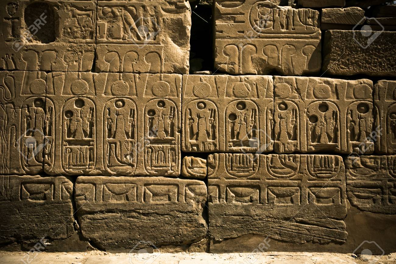 サハラ砂漠のエジプトの寺院の象形文字でレリーフの写真素材・画像素材