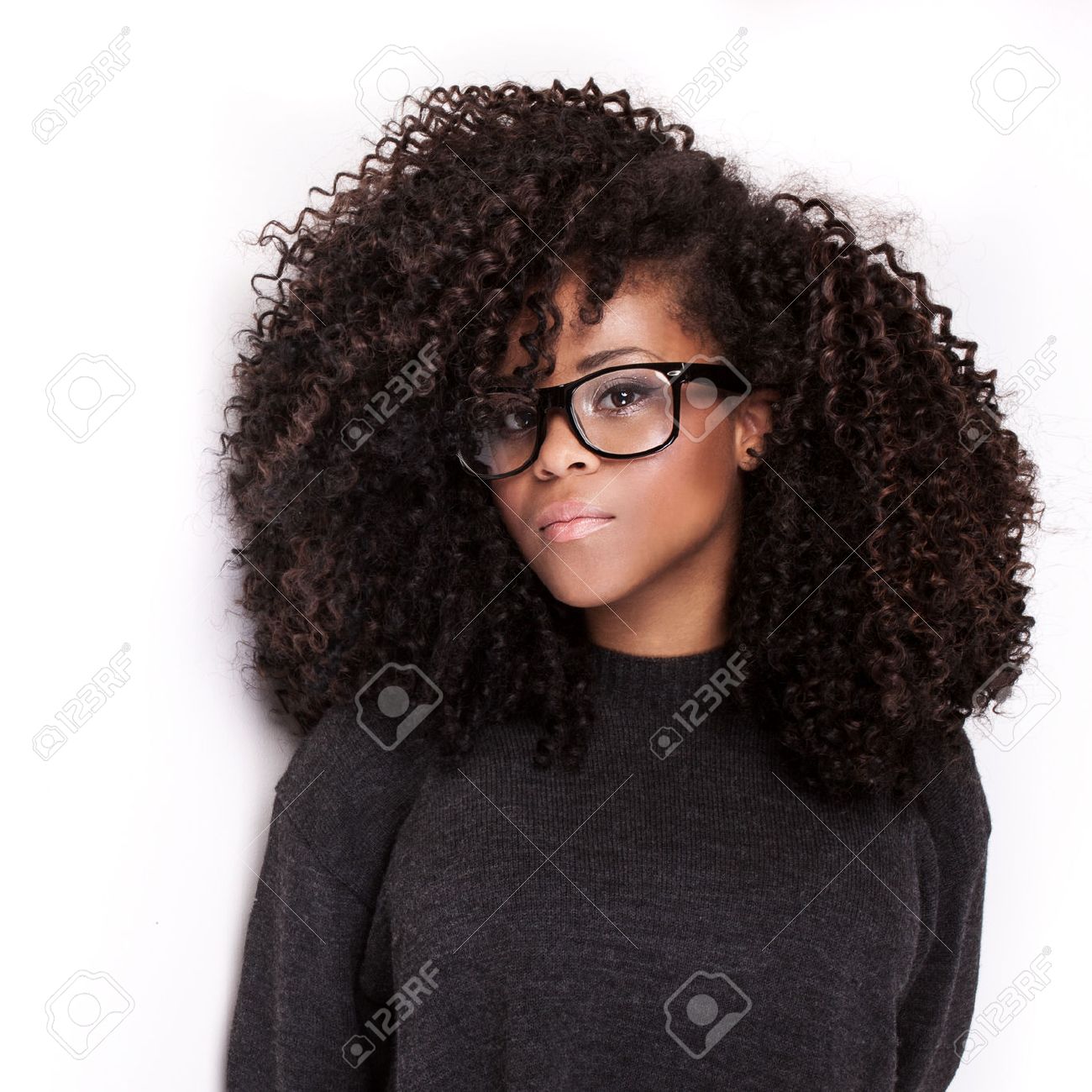 美しいアフリカ系アメリカ人の若い女の子の肖像画 アフロとメガネの女の子 の写真素材 画像素材 Image 美しいアフリカ系アメリカ人の若い女の子の肖像画 アフロとメガネの女の子 の写真素材 画像素材 Image