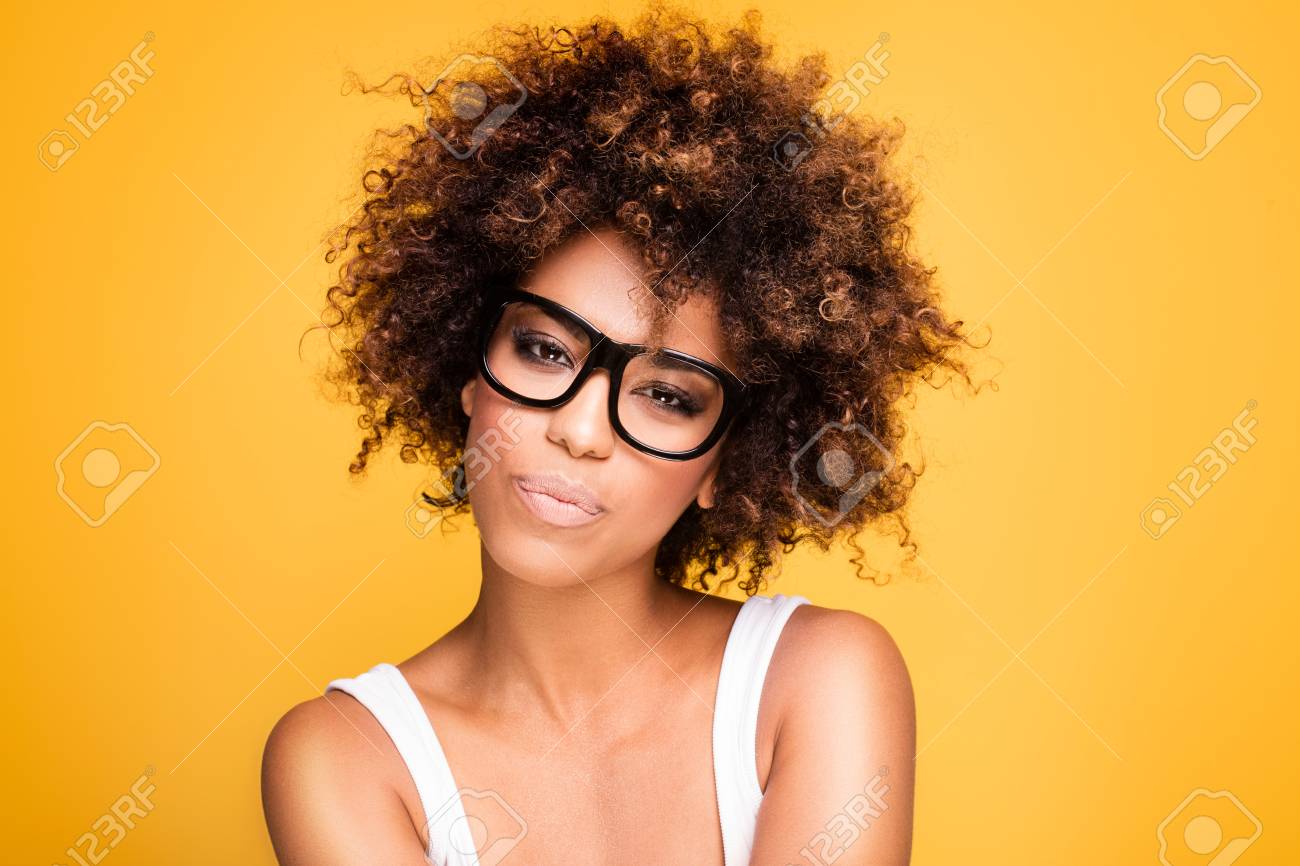 アフロの髪型と若い美しいアフリカ系アメリカ人の少女 魅力的な女の子が眼鏡を着用します 肖像画 背景が黄色 カメラ目線の女の子 の写真素材 画像素材 Image アフロの髪型と若い美しいアフリカ系アメリカ人の少女 魅力的な女の子が眼鏡を着用します 肖像画 背景が黄色 カメラ目線の女の子 の写真素材 画像素材 Image