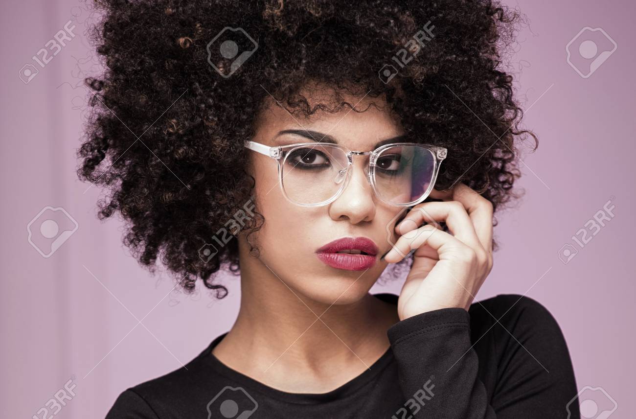 美しいアフリカ系アメリカ人の若い女性の肖像画 アフロとメガネの女の子 の写真素材 画像素材 Image 美しいアフリカ系アメリカ人の若い女性の肖像画 アフロとメガネの女の子 の写真素材 画像素材 Image