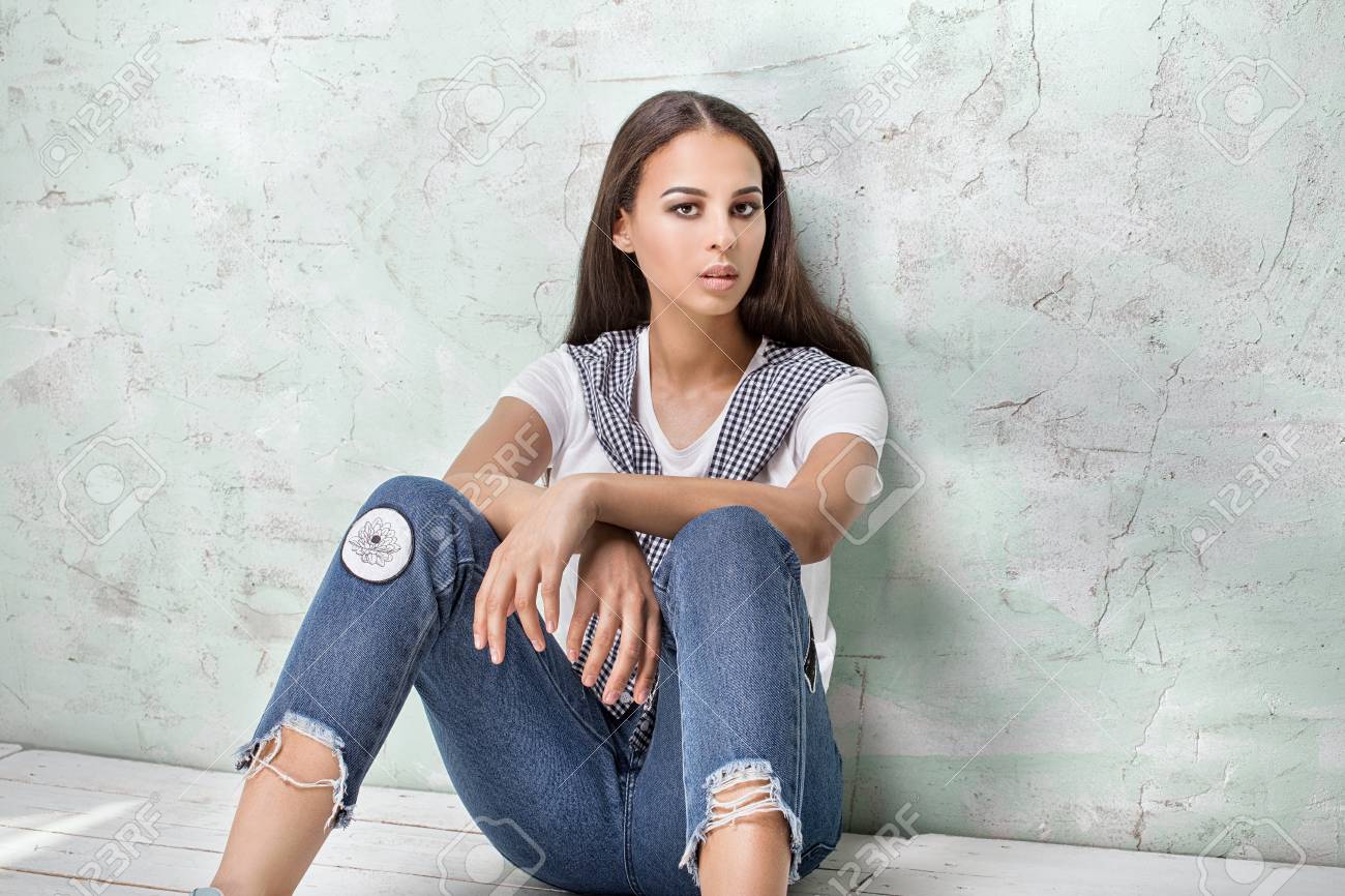 おしゃれなアフリカ系アメリカ人少女のポーズします の写真素材 画像素材 Image