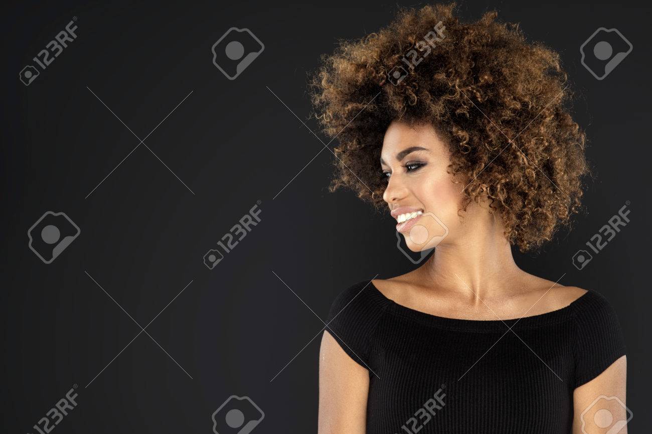 アフロの髪型と笑顔のアフリカ系アメリカ人女性の美しさの肖像画 の写真素材 画像素材 Image アフロの髪型と笑顔のアフリカ系アメリカ人女性の美しさの肖像画 の写真素材 画像素材 Image