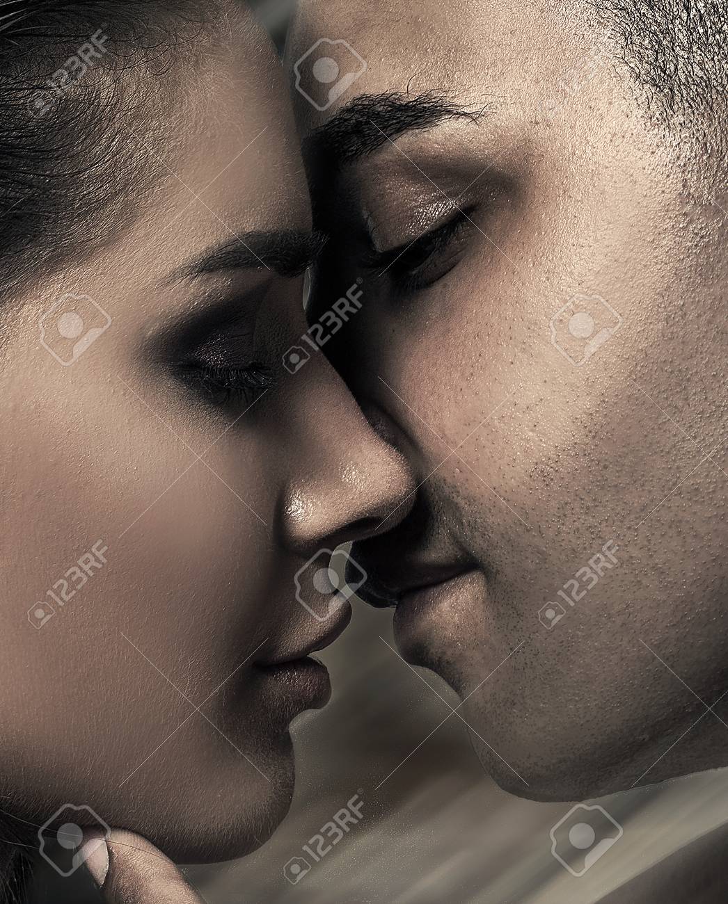 官能的な美しいキスのカップルの美しさの肖像画 ハンサムなアフリカ系アメリカ人の男性とのグラマーメイクアップを装った白人女性 の写真素材 画像素材 Image 官能的な美しいキスのカップルの美しさの肖像画 ハンサムなアフリカ系アメリカ人の男性とのグラマーメイクアップを装った白人女性 の写真素材 画像素材 Image