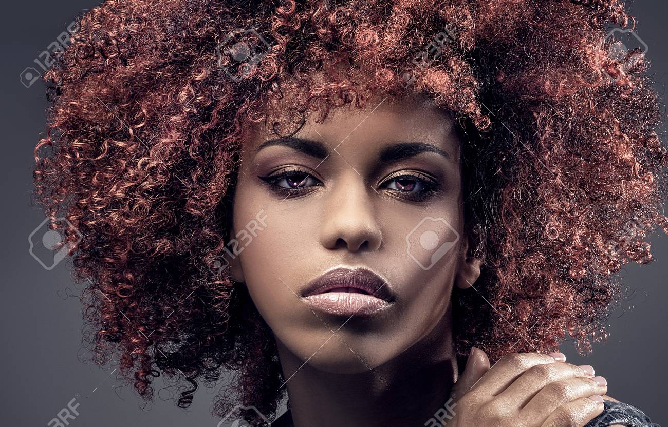 アフロとはアフリカ系アメリカ人少女の肖像画 スタジオ撮影します の写真素材 画像素材 Image