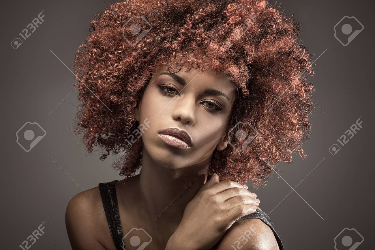 アフロとはアフリカ系アメリカ人少女の肖像画 スタジオ撮影します の写真素材 画像素材 Image