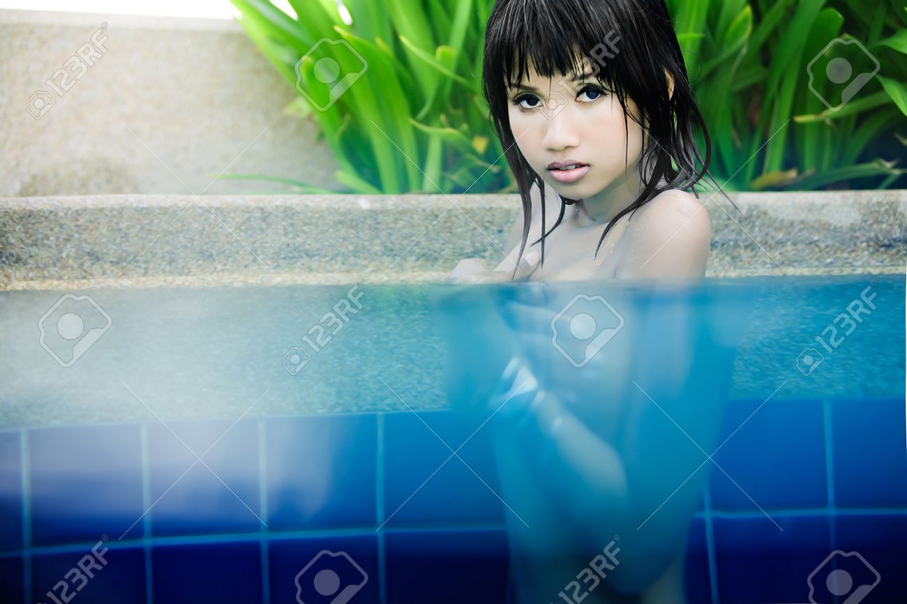 プール　はだか プールで裸の美しいアジア モデルの写真素材・画像素材 Image 8376634