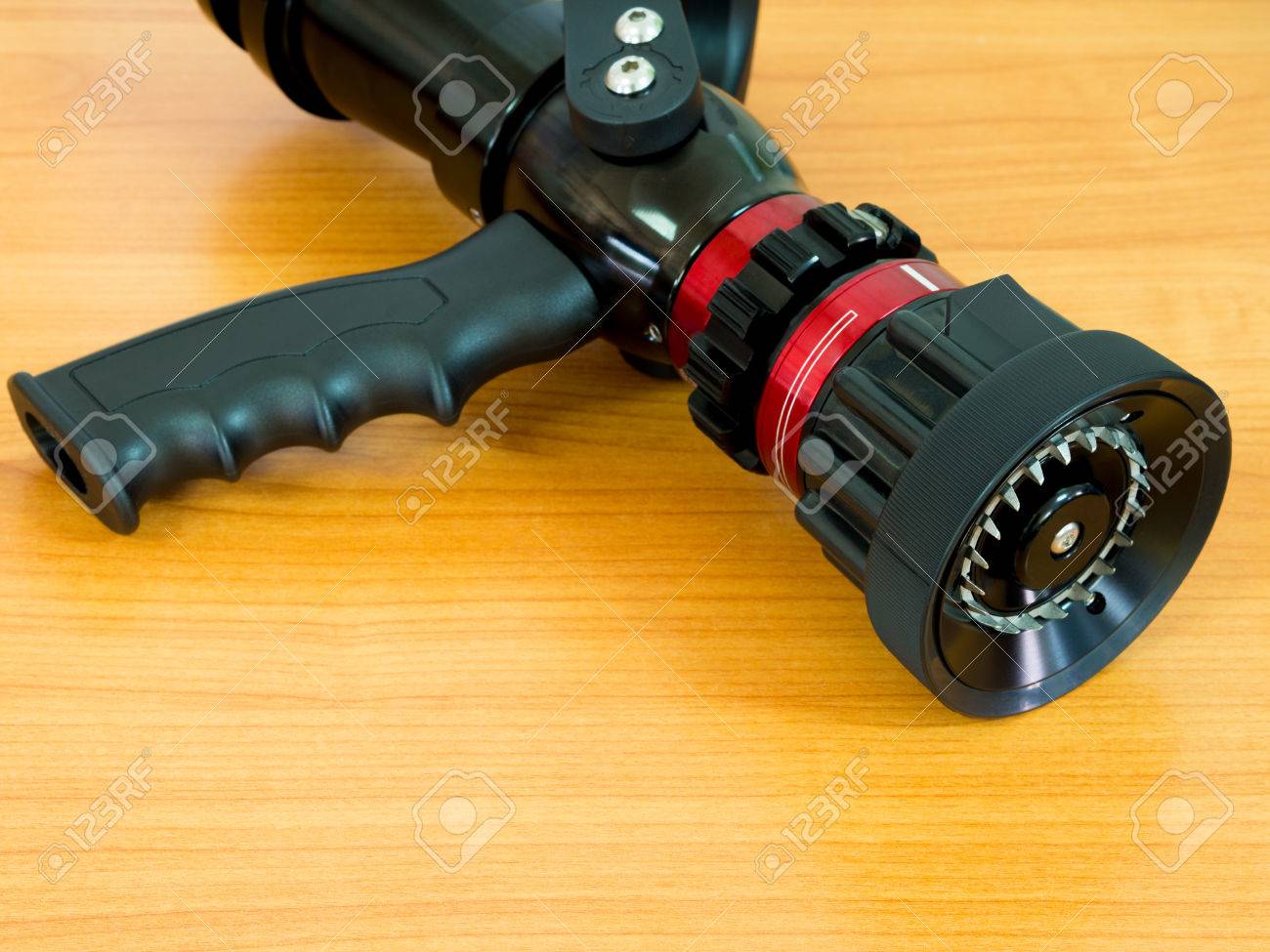 テーブルの上の消防ホースのノズル 消防士のオフィス の写真素材 画像素材 Image