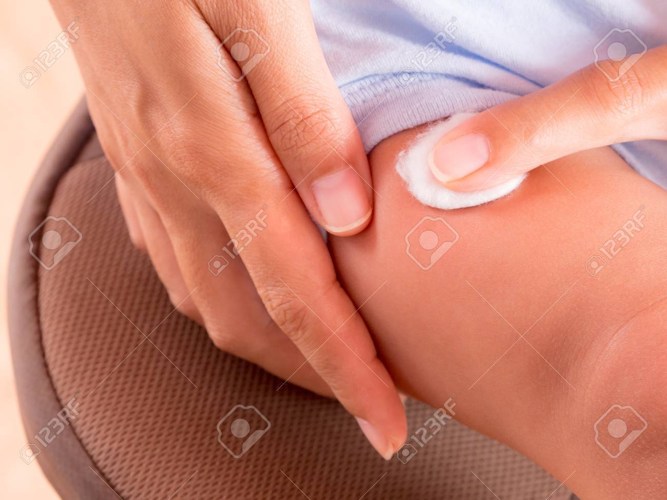 指押しアルコール綿ウールの太もも 息子の後は太ももに注射されました の写真素材 画像素材 Image