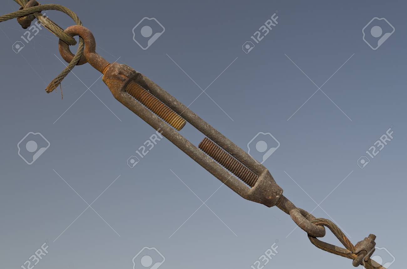 スチール ターン バックル締付と金属フックの目を保持しているケーブル の写真素材 画像素材 Image